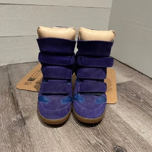 Isabel Marant - As snygga Isabel Marants i mörkblå. Fint skick och knappt använda. Kan gå ned i pris vid snabbaffär. Kom privat för fler frågor❤️