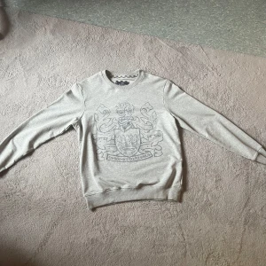 Aquascutum sweatshirt - Säljer min killes sweatshirt. Nästan aldrig använd och i storlek S. Vill få bort den snabbt så pris kan diskuteras💗