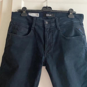 Svarta jeansbyxor Replay Anbass Hyperflex - Säljer ett par marinblå/mörkblå Replay Anbass Hyperflex jeans med normal passform, skriv vid frågor eller funderingar!