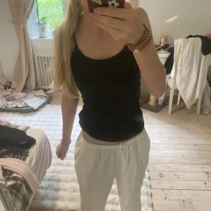 Vita linnebyxor från RYVLS - Säljer ett par vita linnebyxor från RYVLS. Andvända en gång. 