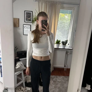 INTRESSEKOLL Svarta linnebyxor - Säljer ett par svarta linnebyxor med rak passform och elastisk midja. Byxorna är lätta och luftiga, perfekta för varmare dagar. De har en enkel och clean look som funkar till många olika stilar.