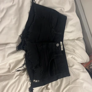 Svarta jeansshorts från OneTeaspoon - Svarta jeansshorts från OneTeaspoon. Low waist. Säljer pga att dom är för små, knapp använda. Har inga bilder på för att dom är för små