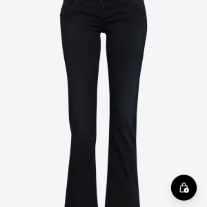 Nattblå bootcut jeans W24 L32 - Snygga svarta bootcut jeans med klassisk femficksmodell och låg midja. Jeansen har en smal passform upptill och utsvängda ben nertill.