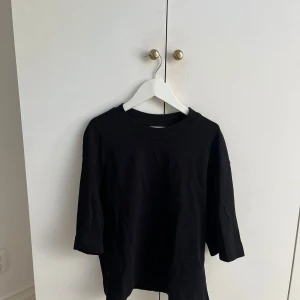 T-shirt från Gina  - Snygg t-shirt från Gina som är lite längre i armarna, den är aldrig använd!💕