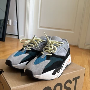 Adidas Yeezy Boost 700 Wave Runner - Säljer ett par Adidas Yeezy Boost 700 Wave Runner. Så gott som nya storlek 46 2/3. Pris kan förhandlas med snabb affär