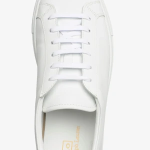 Vita sneakers från Polo Ralph Lauren - Klassiska vita sneakers från Polo Ralph Lauren i skinn med rund tå och platt sula. Som man ser på bilderna syns det att de är använda, men inga defekter eller skador! Fint skick! Nypris är 3000kr