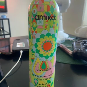 Amika un.done texture spray - Färgglad sprayflaska från Amika med retroinspirerat mönster i grönt, orange, rosa och gult. Produkten är en volume and matte texture spray som ger håret textur och volym. Har tagit två gånger passar inte mitt hår