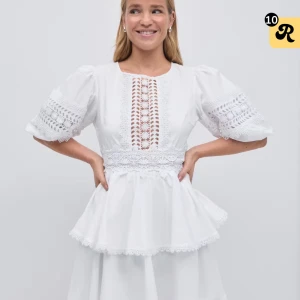 Vit spetsklänning från Gina Tricot - Superfin vit klänning med broderade spetsdetaljer och puffärmar. Klänningen har volanger i midjan, vackert mönstrad framsida och dragkedja i ryggen. Perfekt för sommarens alla tillfällen och ger en romantisk vibe. Andvänd vid 3 tillfällen💕