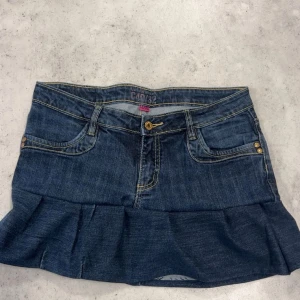 Jeanskjol med volanger - Säljer denna omsydda Snygga jeanskjol från Urban Heart💕