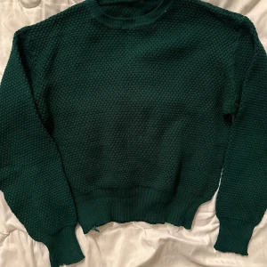 Mörkgrön stickad tröja - Mysig mörkgrön stickad tröja 