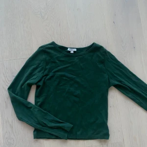 Mörkgrön långärmad tröja från Subdued - En mörkgrön långärmad tröja från subdued. Passformen är normal och den funkar till många olika outfits. Använd ett fåtal gånger så är i nyskick. I storlek s😊