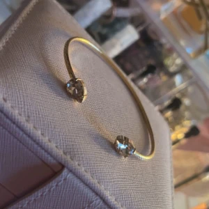 Caroline svedbom armband - Säljer nu ett stilrent och tunt guldarmband från Caroline svedbom. Fick den i födelsedagspresent förra året men har inte använt den en enda gång då jag bara använder silver, därför säljs den. Nypris 695kr säljer för 395. Som sagt helt nytt skick!💕skriv vid frågor eller funderingar