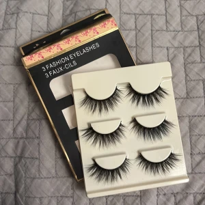 3-pack svarta lösögonfransar - Säljer ett set med tre par svarta lösögonfransar med fyllig och fluffig look. Fransarna är långa och ger en dramatisk effekt, perfekta för att lyfta din sminkning. Kommer i originalförpackning med instruktioner på baksidan.