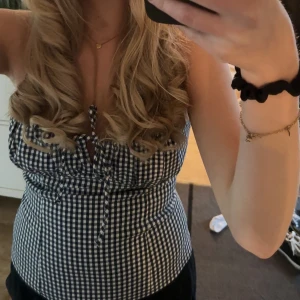 Rutig topp - Skitsnygg topp från Zara, endast provad men inte kommit till användning, mörkblå/vit rutig💞