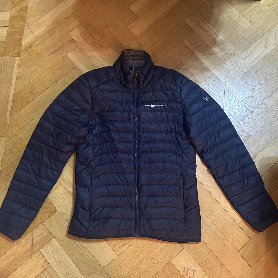 Mörkblå Sail Racing dunjacka