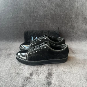 Lanvin DBB1 Cap Toe | 42 - Storlek: UK 8 - motsvarar storlek 42 Skick: Mycket bra skick Tillbehör: Dustbag medföljer. Denna modell är stor i storleken. Vi rekommenderar därför att gå ned 0,5-1 storlek.