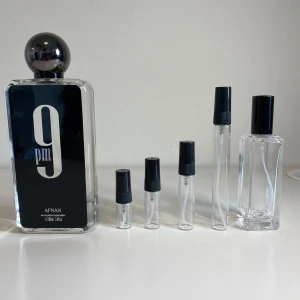 Afnan 9pm  - En otrolig parfym från Afnan. Som är perfekt till till att gå ut med noter av vanilj! 😁1ml: 13kr 2ml: 19kr 3ml: 22kr 5ml: 35kr 10ml: 59kr 30ml: 175kr 