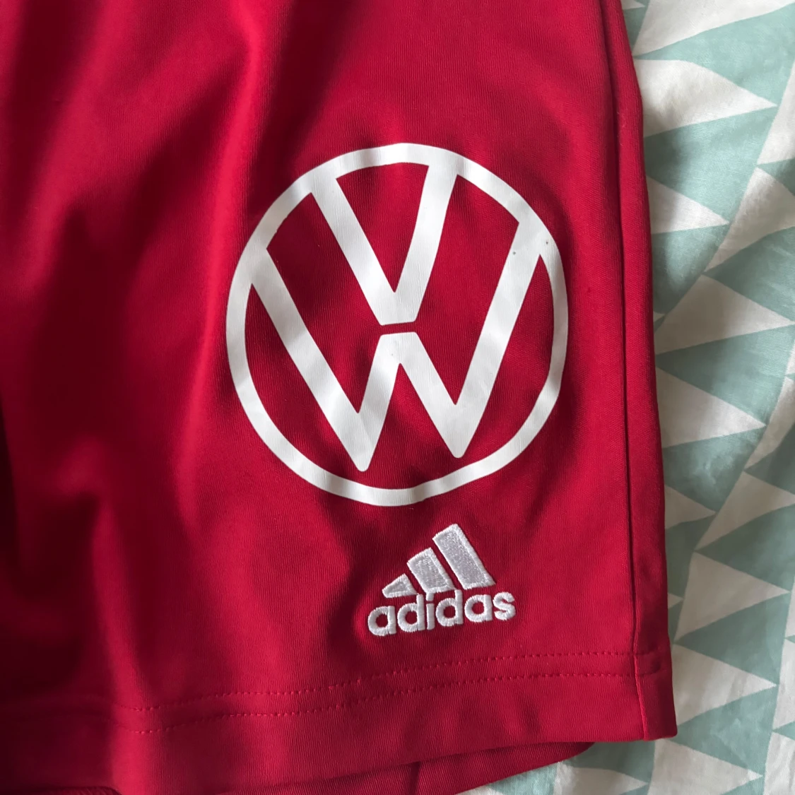 Röda DIF Adidas shorts med VW-logga - 1