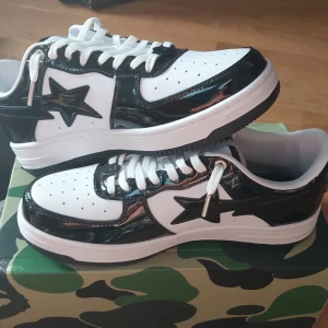 Bapesta Svart 43 - Hej, säljer ett par fräscha bapesta’s i storlek 43 som aldrig kommit till nån användning. Boxen kommer med såklart ”Priset är spikat”