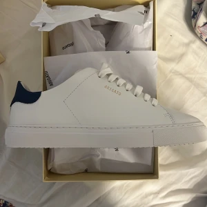 Axel Arigato - vita - Vita sneakers - helt nya, inte använda alls. Storlek 41. Pris kan diskuteras.