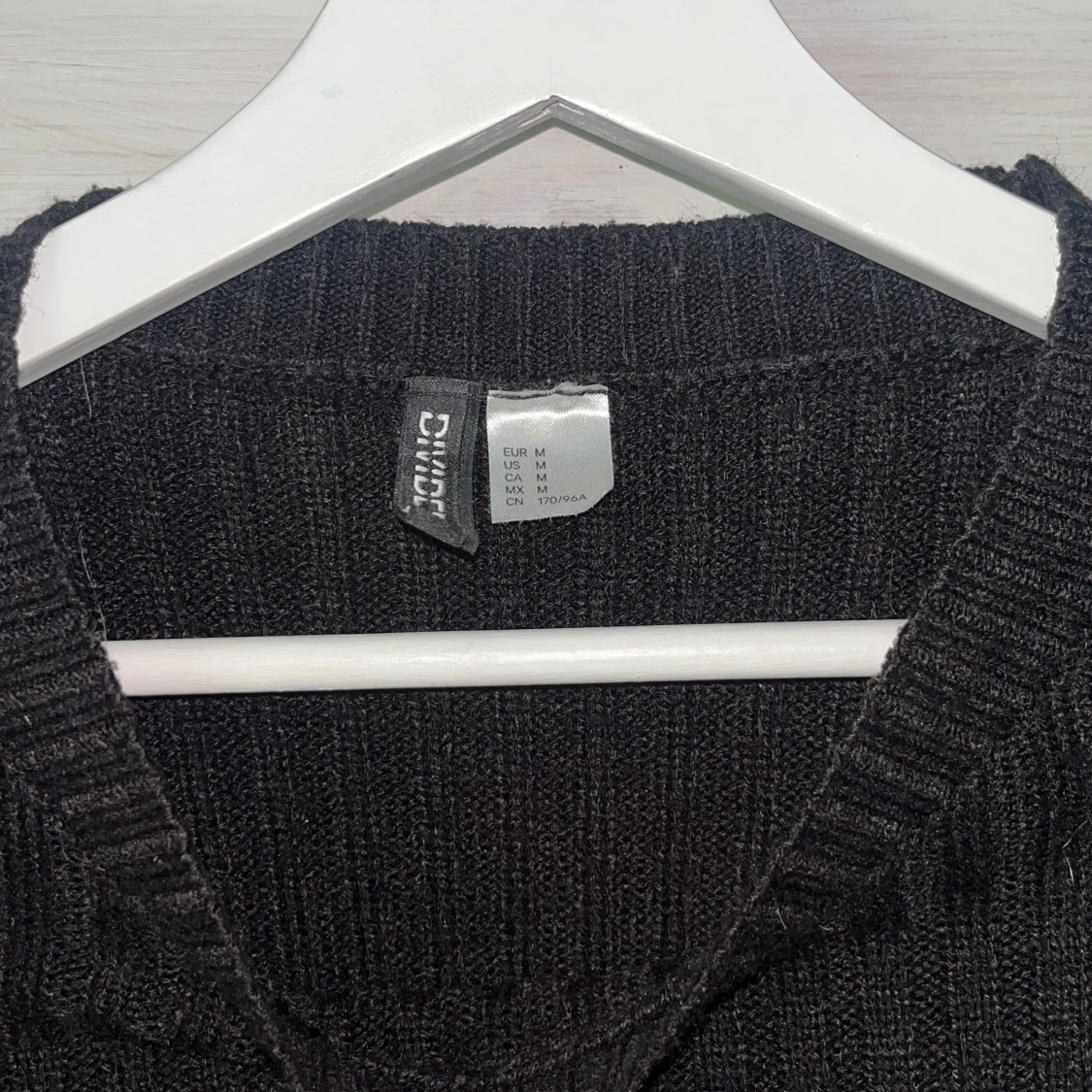 Svart ribbstickad tröja från h&m i storlek M - 2