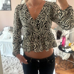 Mönstrad blus  - Aldrig använd!!