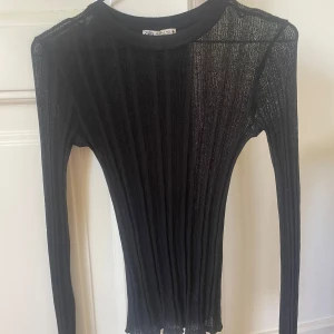 Genomskinlig långärmad topp från Zara - Snygg ribbad långärmad tröja/blus från Zara som är lite genomskinlig. Kommer inte till användning och är i fint skick!