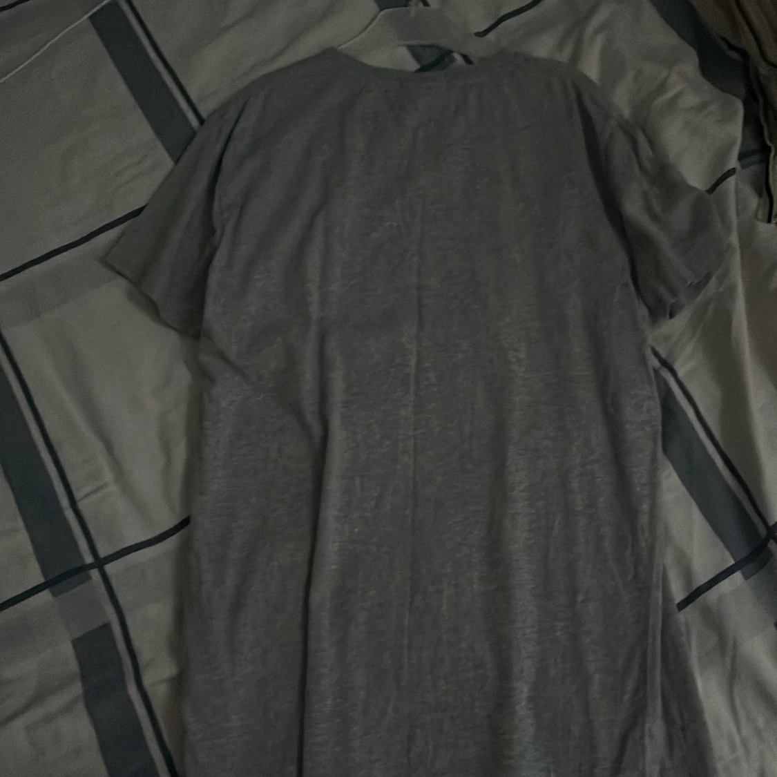 Grå v-ringad t-shirt från GANT OBS köparen står för frakt  - 2