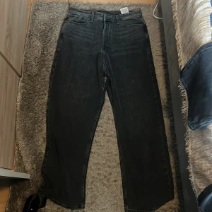 Jack Jones jeans & HM jeans båda är baggy - Säljer mina två jeans som är från Jack&Jones och HM. Dem både är i jätte bra skick, och är oanvända med inga skador och fläckar. Jack&Jones har storleken 33W/34L medans HM har 32W/34L