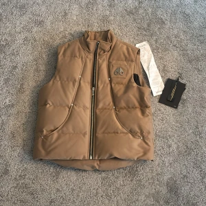 Moose knuckles väst  - As fet Moose knuckles väst i sprillans nytt skick, alla tags och kvitto finns, köpt på johnells. Först till kvarn. Hör av dig vid funderingar och pris kan diskuteras. MVH Malte 