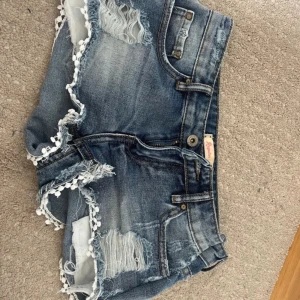 Jeansshorts - Supersnygga jeansshorts💕20 cm långa längst ut och 34 cm breda i midjan, lite insydda i midjan, tyvärr lite för små så har inga bilder på