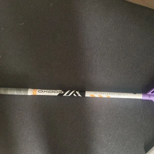 En oxdog innebandy klubba  -  En innebandyklubba av märket Oxdog, modell Ultralight 31 flex modellen säljs inte längre, Bladet är helt trasigt så det ingår inte, grepp lindan är använd så vill man inte att den ingår kan den tas av innan jag skickar paketet, Ny pris= 1600, klubban är cirka 92 centimeter lång passar om man är ca 160-170 klubban är i ett fint skick inte så mycket slag märken och nånting sånt 