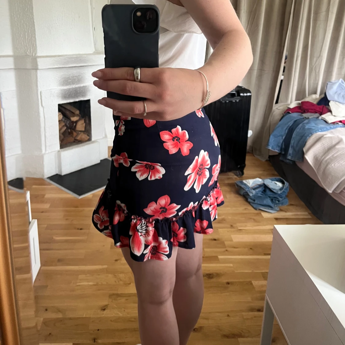 Mörkblå blommig volangkjol - 1