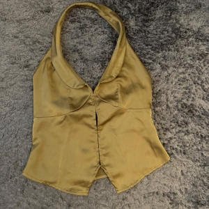 Guldig korsett topp med öppen rygg - Perfekt till utekvällar och sitter så smickrande på💗