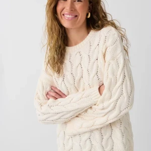 Vit kabelstickad tröja Gina Tricot - Använd 1 gång!!Kabelstickad vit tröja från Gina Tricot med rund halsringning och långa ärmar. Oversized fit med breda muddar och klassiskt flätmönster. Perfekt för lager-på-lager och chill höst- och vinterstil. 