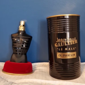 Jean Paul Gaultier Le Male Parfum - Jean Paul Gaultier Le Male Le Parfum, Eau de Parfum Intense, 75 ml. Flaskan är formad som en svart torso med matta och blanka ränder och gulddetaljer på sprayhuvudet. Kommer med original svart och guld metallburk. En ikonisk och maskulin doft. Ungefär 65-70ml kvar