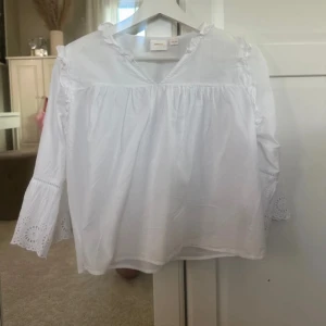 Jätte fin blus från gina tricot - Super fin blus från gina young, stril 158/164. jjätte fin och bra kvalité, aldrig använts.💕💕