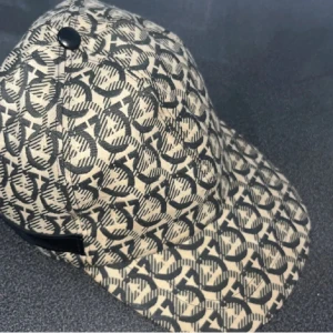 Ferragamo keps  - Snygg ferragamo keps, knappt använd, pris kan diskuteras vid snabbaffär, kan ej confirmera den är äkta. 