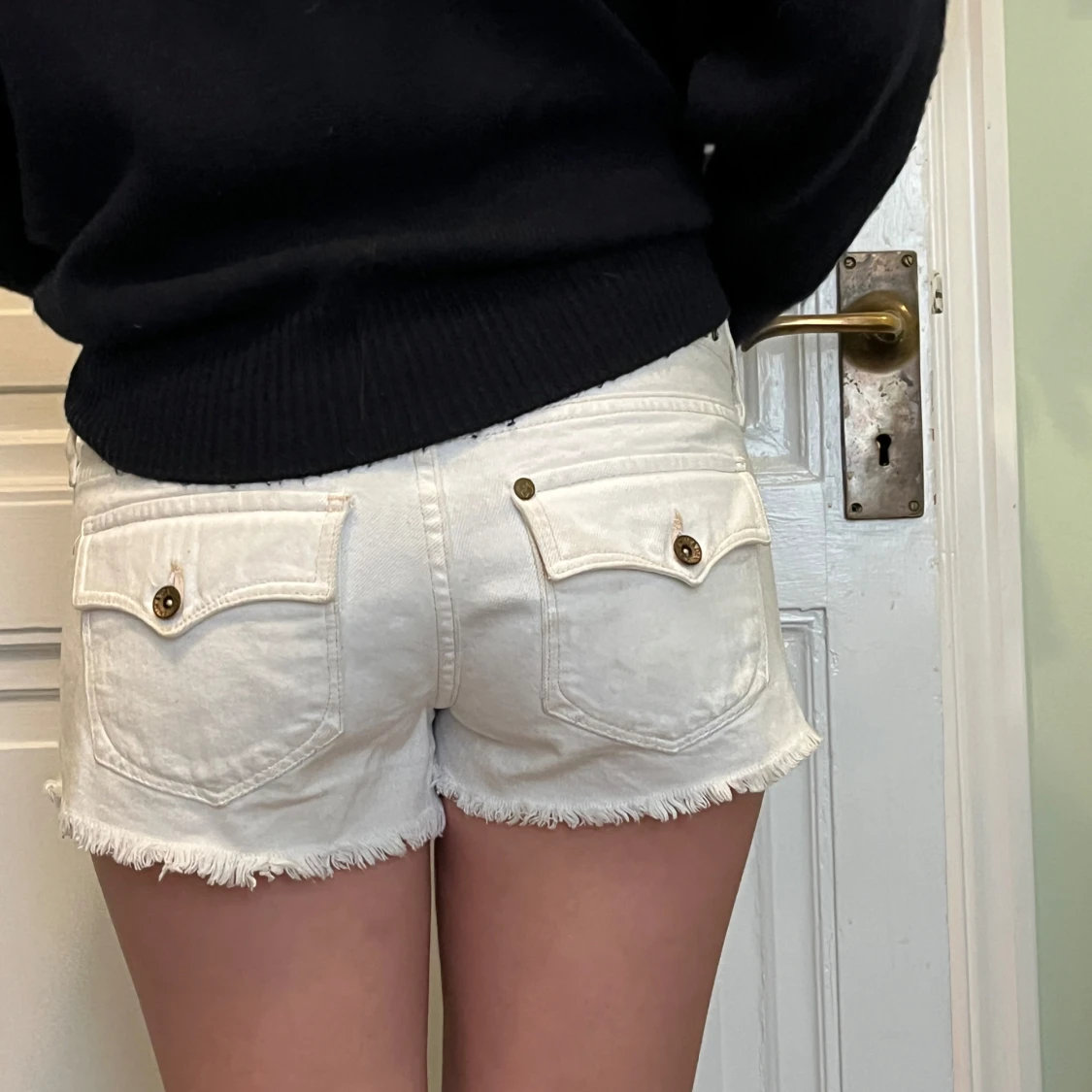 lowwaist Vita jeansshorts med nitar och fransar - 2
