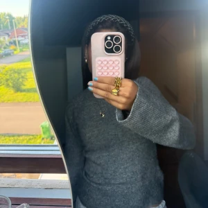 Grå stickad tröja med vida ärmar - Ny pris 350kr använt 2 gånger tyckte inte den satt bra på mig, pris kan diskuteras vid snabb affär 