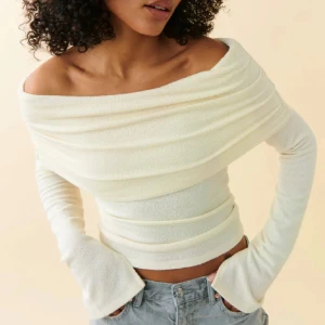 Och-Shoulder tröja - Säljer denna jättefina och söta off-shoulder tröjan då den tyvärr inte kommer till användning. Endast använts ca två gånger så den är i princip i ny skick. Den är slutsåld på nätet och i butik.  Köpt för 399kr.  Pris kan diskuteras vid snabb affär.