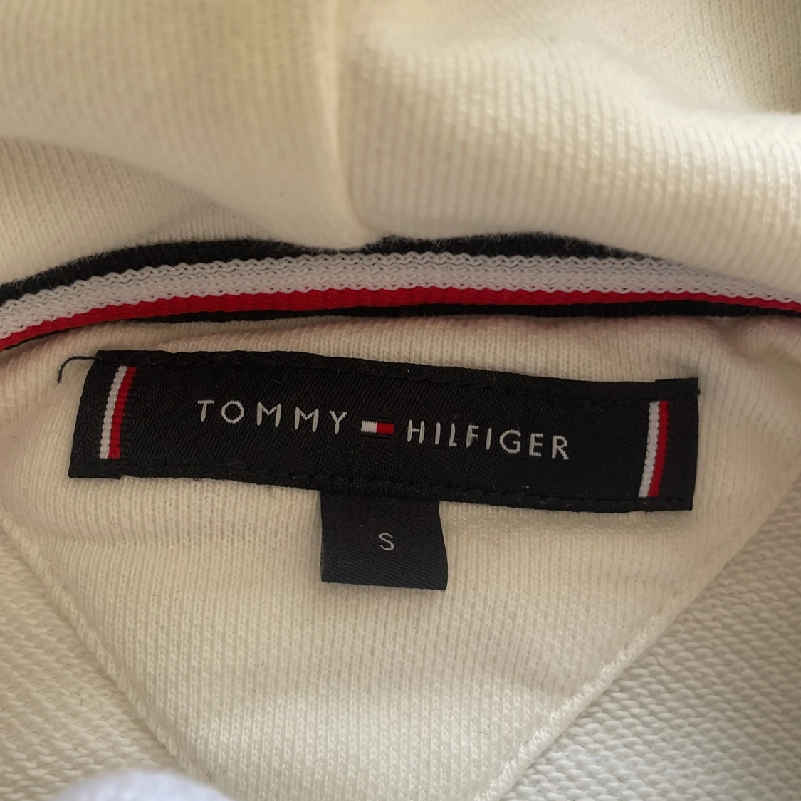 Vit hoodie från Tommy Hilfiger  - 2