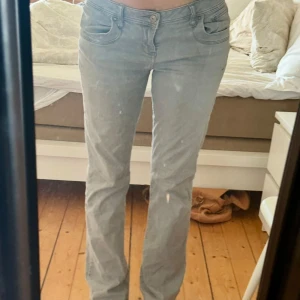  LBT bootcut jeans - Säljer ett par ljusgrå jeans med bootcut passform och klassiska femficksdetaljer. Jeansen har låg midja och är bootcut. Någon liten fläck på sidan men det går säkert att tvätta bort samt syns inte alls.
