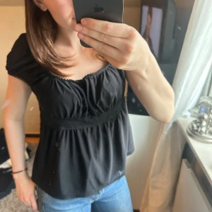 Svart T-shirt  - Jätte fin tröja med jätte fin detalj på magen! 