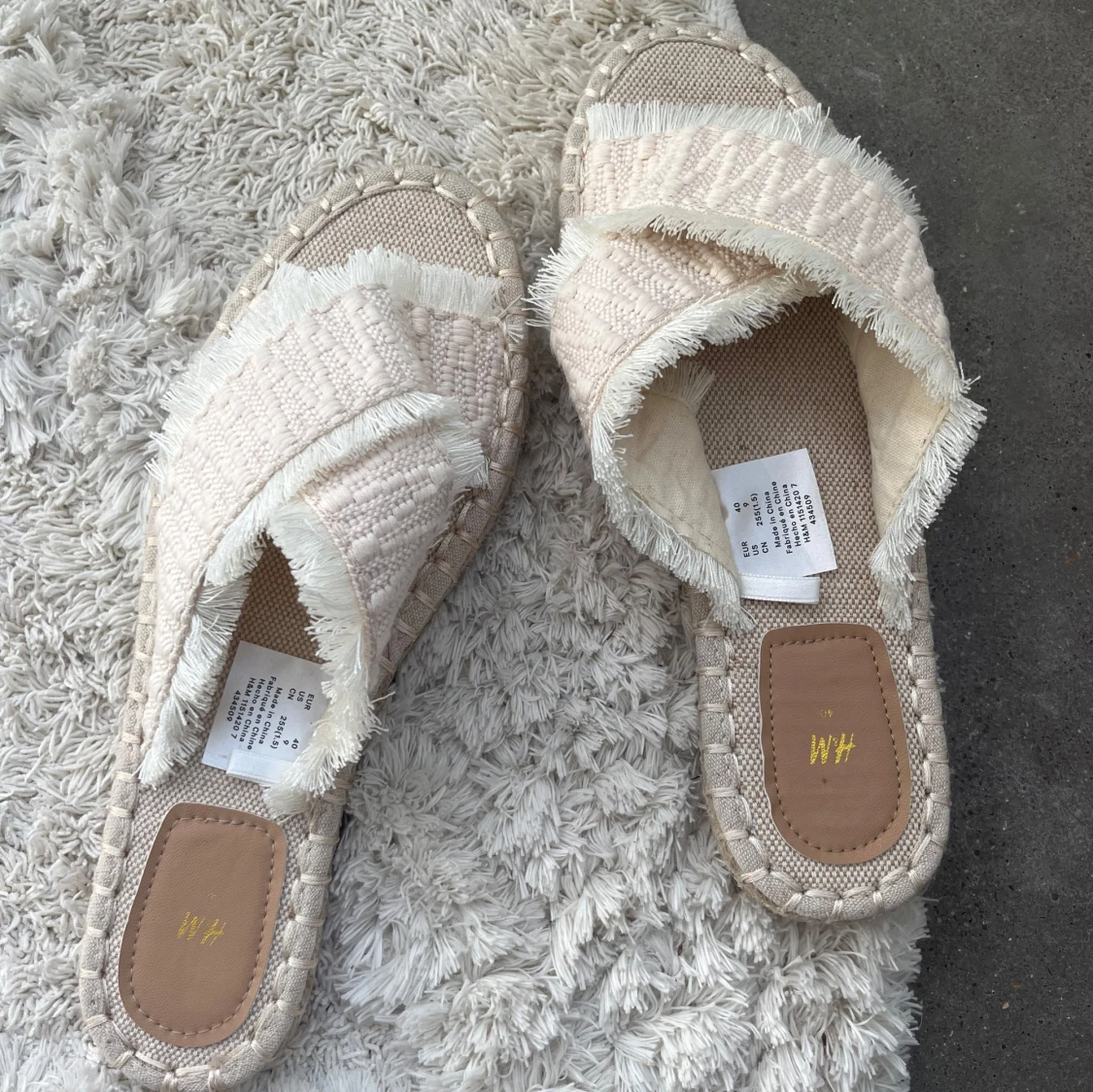 Fina sandaler med fransar från H&M