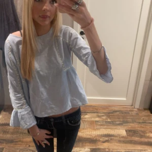 Blus - Jätte fin blus med blommor på ärmarna!! Storlek xxs💓