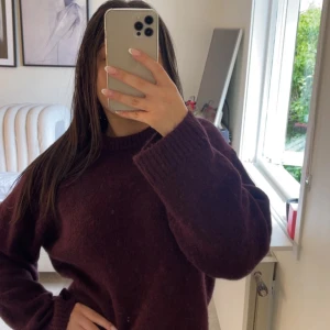 Stickad tröja - Stickad vinröd tröja