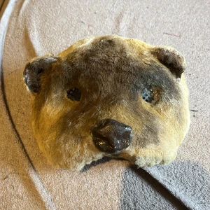 Therian mask utter - Handgjord Therian mask som tog runt 8 timmar att göra, sitter fast och man ser bra i den. Oanvänd och innehåller ingen riktig päls eller färg som luktar. Om du vill att jag ändrar något med den när du har köpt är det bara att säga till. Kontakta mig om du har några frågor eller vill prata om priset. ❤️ 