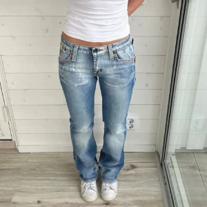 Ljusblå bootcut jeans från G-Star - Säljer ett par ljusblå jeans från G-Star med bootcut passform och låg midja. Midjemått: 38x2. Innerbenslängd: 81. Köp hellre via vinted, heter samma sak där!❤️❤️❤️