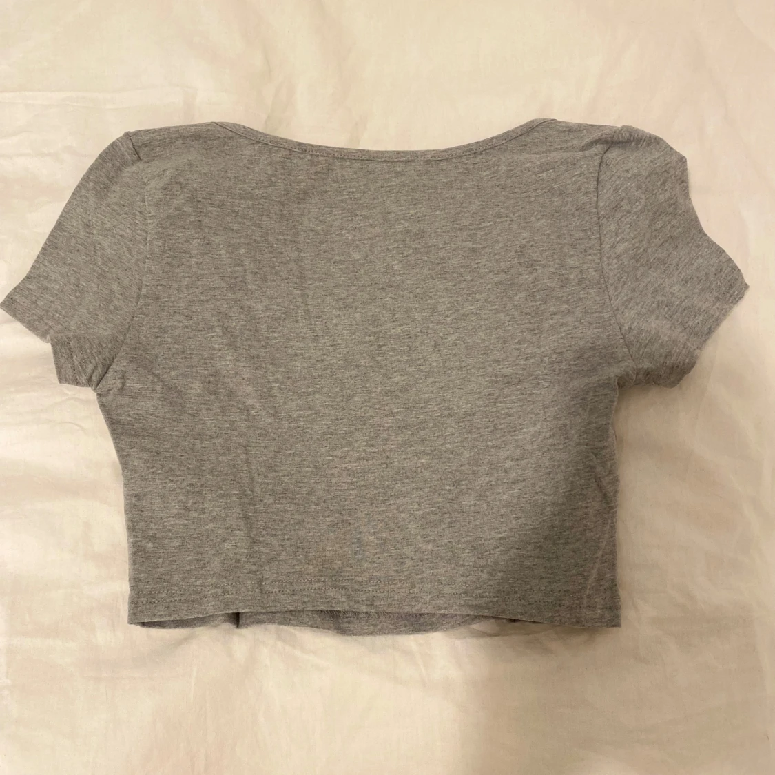 Grå croppad topp från SHEIN - 1